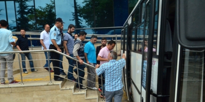 Malatya'da farkl rtbelerde 14 polis tutukland