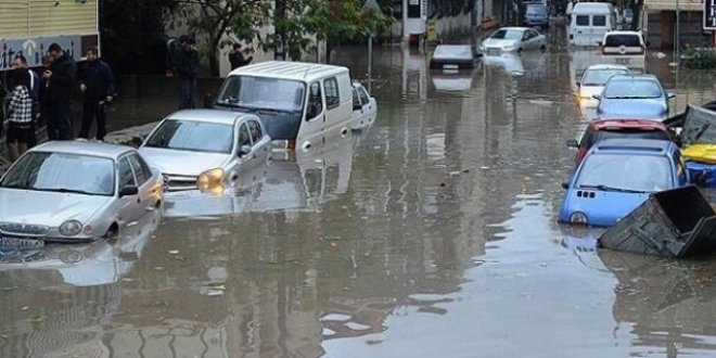 Bartn'da sel: Baz yollar ulama kapand, aralar denize srklendi