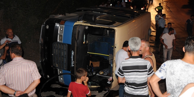 Zonguldak'ta yolcu minibs devrildi: 4 yaral