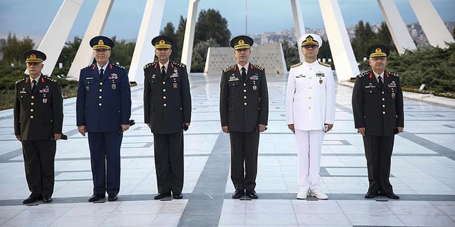 Orgeneral Akar Devlet Mezarl'n ziyaret etti