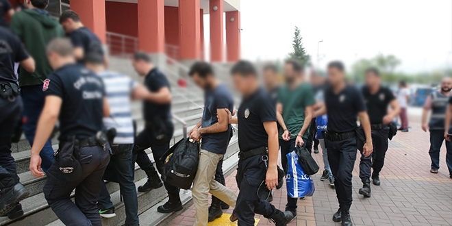 Erzurum'da 6 memur ile 29 akademisyen tutukland