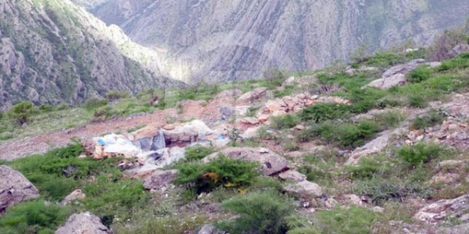 Hakkari'de 1 doka mevzisi ve cephanelik imha edildi