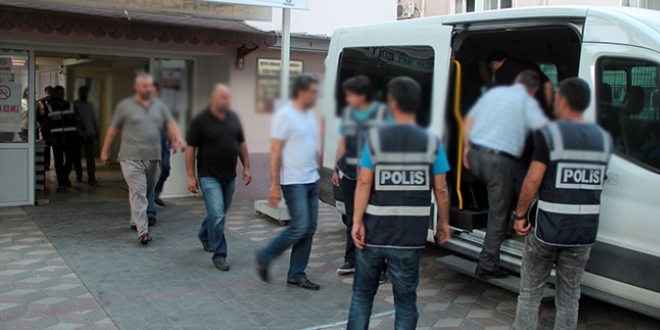 Manisa'da, 4 polis tutukland