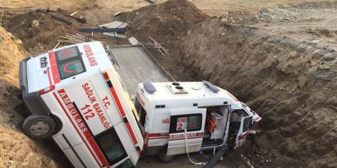 Mu'ta iki ambulans menfez ukuruna dt: 4 yaral