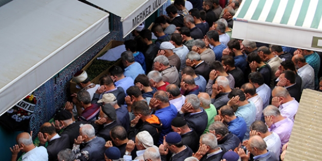 Trafik kazasnda len anne, baba ve olu topraa verildi