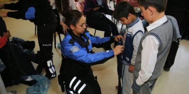 Van'da polis ekiplerinden rencilere giyim yardm