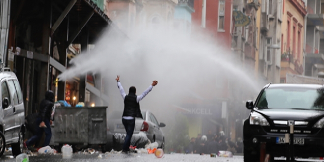 Beyolu'nda, operasyonu protesto eden gruba mdahale