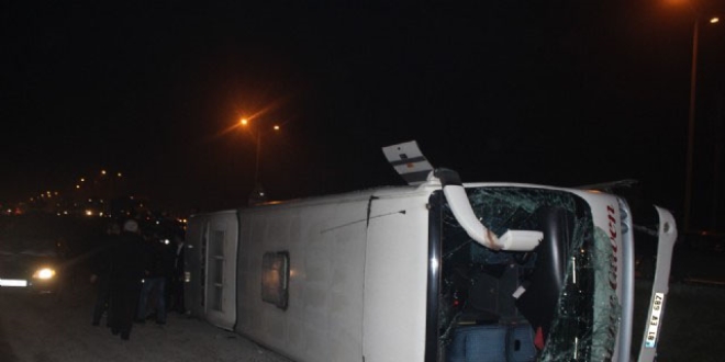 Dzce'de yolcu otobs devrildi: 9 kii yaraland