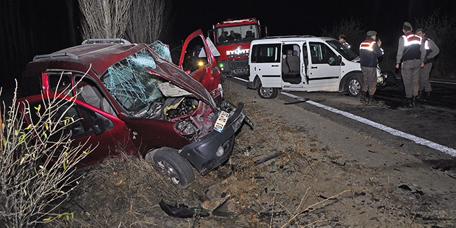 Afyonkarahisar'da trafik kazas: 3 l, 4 yaral