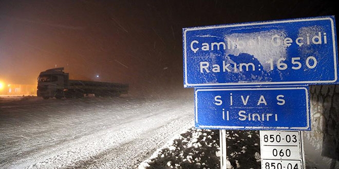 Sivas-Tokat karayolunda srcler zor anlar yayor