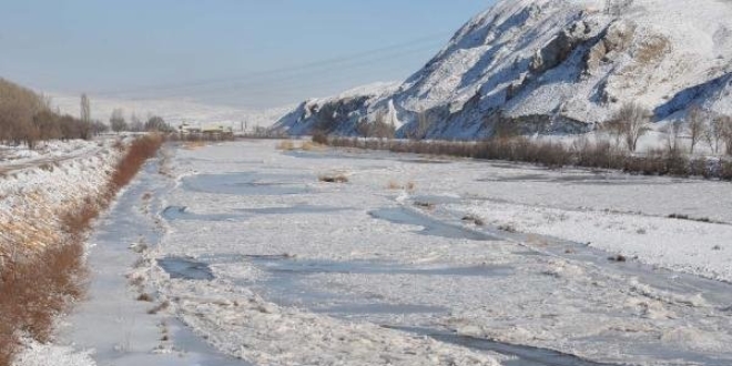 Trkiye'nin en uzun nehri ksmen buz tuttu