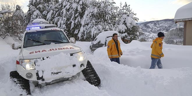 Yolda mahsur kalan 21 yolcu ambulansla kurtarld