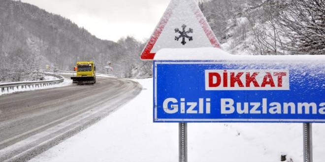 Ktahya'da kar ya ile birlikte buzlanma trafii olumsuz etkiledi