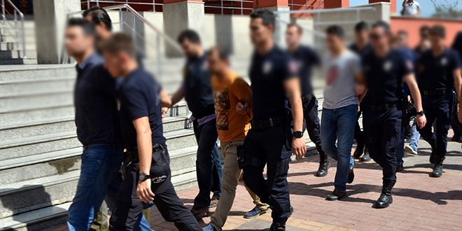 Sivas'ta gzaltna alnan 28 retmenden 3' tutukland