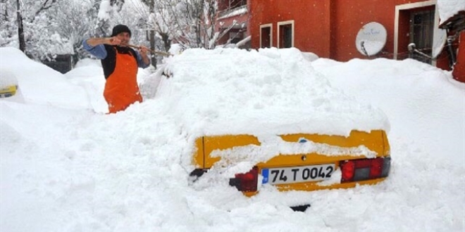 Ardahan'da kar kalnl 2 metreyi buldu