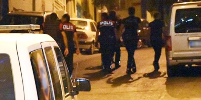 Polisin silah ate ald: 1'i polis, 2 yaral