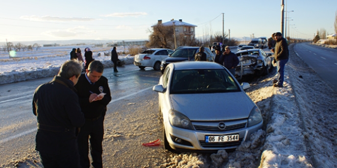 Ankara'da iki zincirleme trafik kazas: 15 yaral