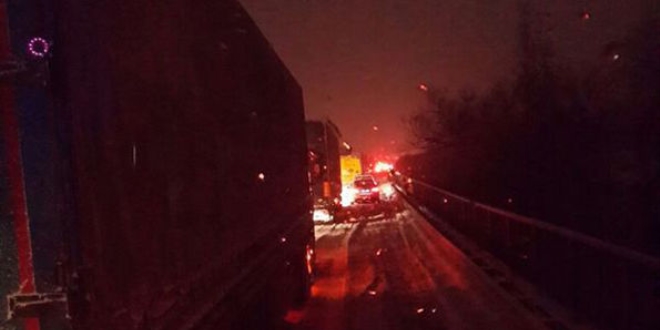 stanbul'da kar trafii fel etti, vatanda yollarda kald