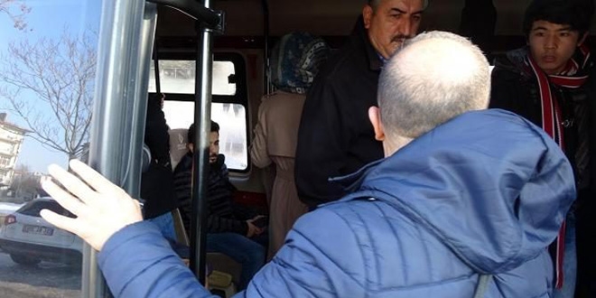 Polis memuru tebdili kyafet ile denetim yapyor