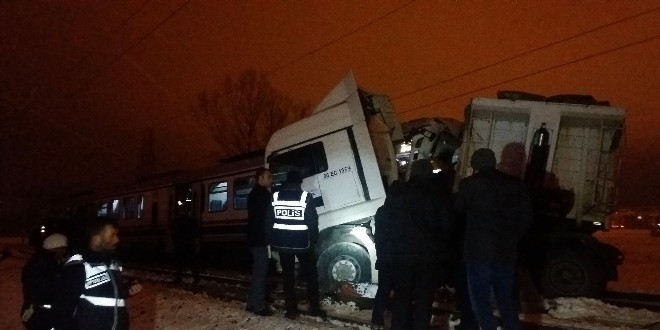 Ktahya'da yolcu treni tra arpt: 1 l, 15 yaral