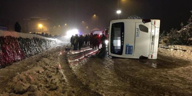 Bartn'da yolcu otobs devrildi: 3 l, 4 yaral