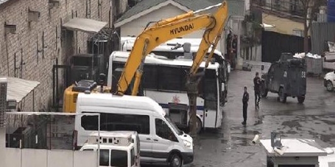 Taksim'deki cami alanna ilk kepe vuruldu