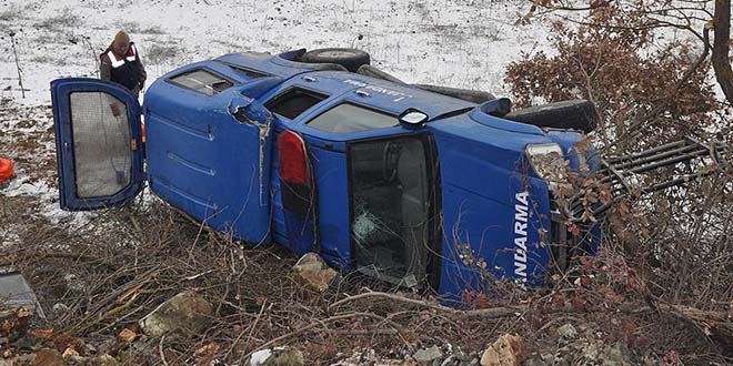 Bilecik'te askeri ara arampole devrildi: 3 yaral