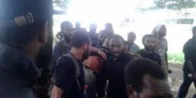 Gine'de renciler, retmenlerin grevini protesto etti