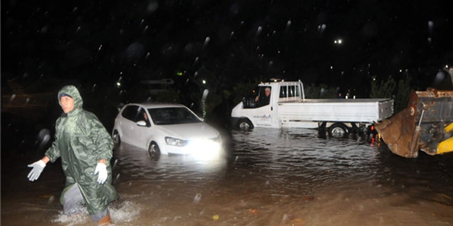 Adana'da iddetli ya asfalt kertti