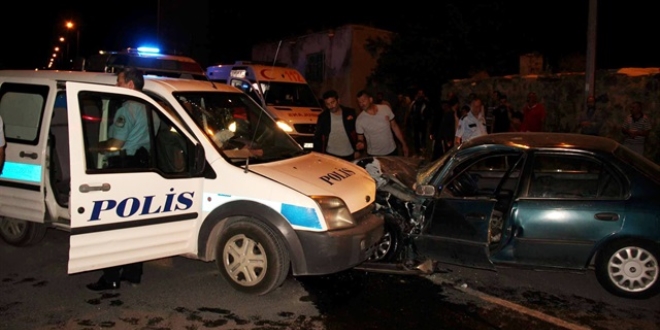 Polis arac ile otomobil arpt: 3 polis memuru yaral