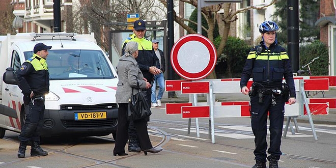 Bakan Kaya'nn arac Hollanda giriinde durduruldu