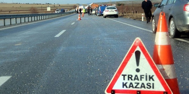 zmir'de trafik kazas: 2 l, 3 yaral