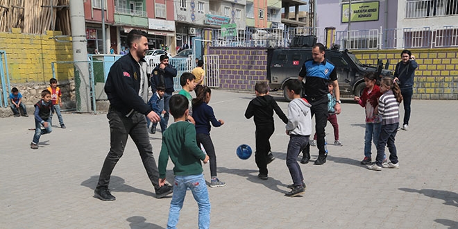 Silopi'de polisler ve ocuklar futbol oynad