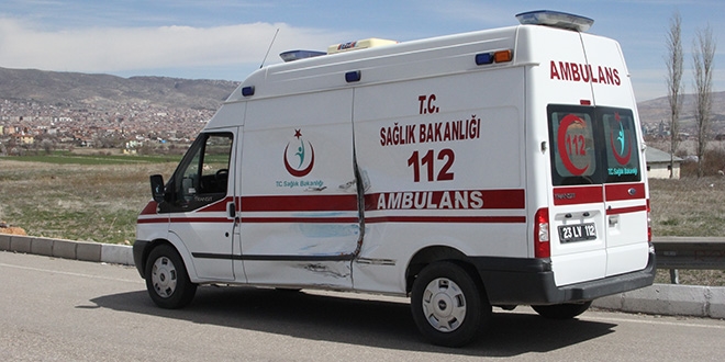 Ambulansla kamyonet arpt: 3 renci yaral