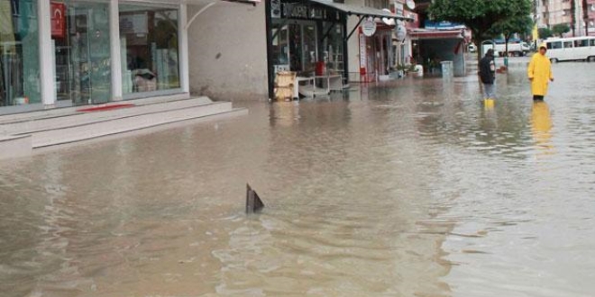 Osmaniye'de ok sayda iyeri ve tarm arazisini su bast