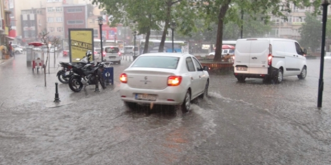 stanbul'da gk grltl saanak etkili oldu