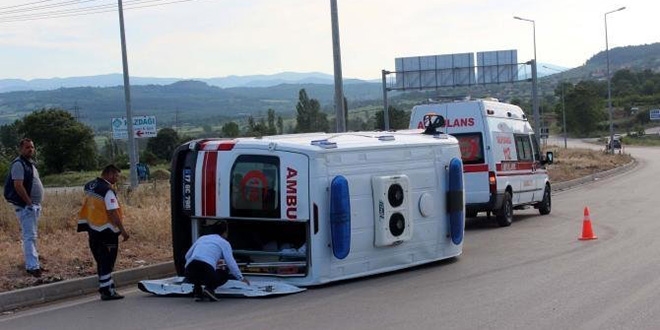 anakkale'ye hasta nakli yapan ambulans devrildi