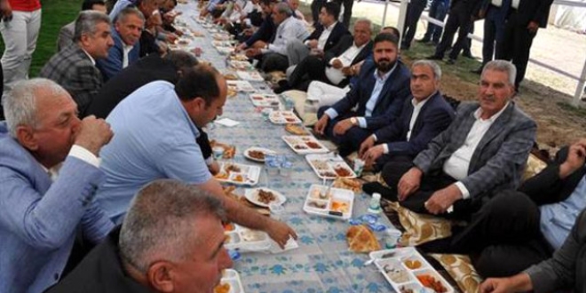 Siirt Belediyesi, ramazann ilk iftarnda bin kiilik sofra kurdu