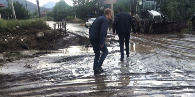 orum'da saanak nedeniyle ev ve i yerlerini su bast