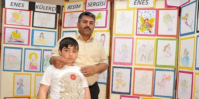 Minik ressam 7 yanda ilk sergisini at