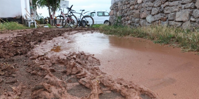 Aksaray'da baz ev ve i yerlerini su bast