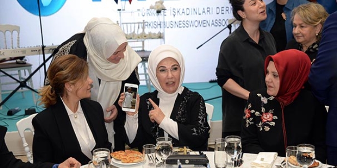 Emine Erdoan: Bat merkezli siyasi hegemonya, ocuk haklarn bastryor