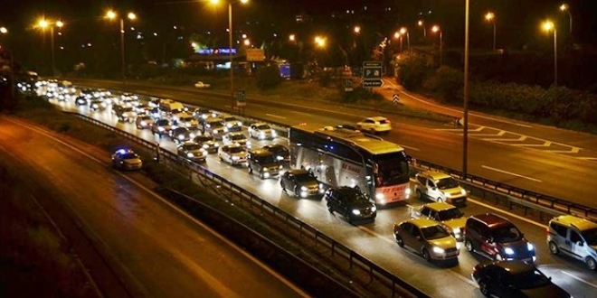 Kocaeli TEM otoyolunda bayram tatili younluu olutu