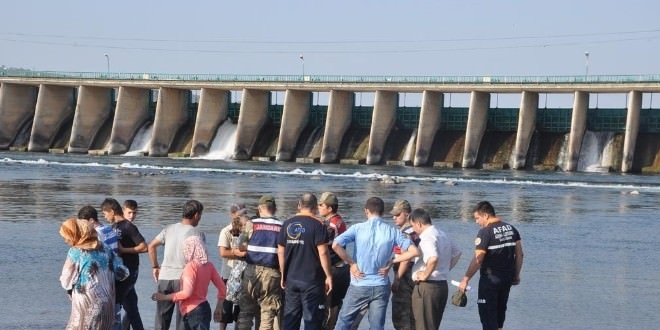 Baraj Gl'nden arkadan kurtard kendi bouldu