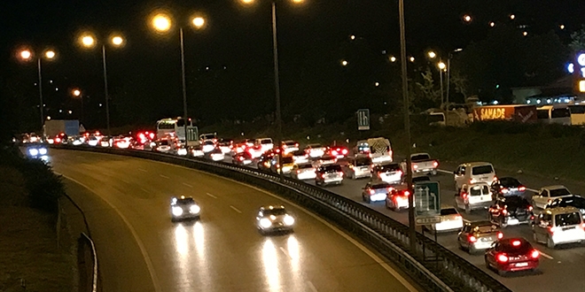 stanbul dnnde, baz noktalarda trafik durma noktasna geliyor