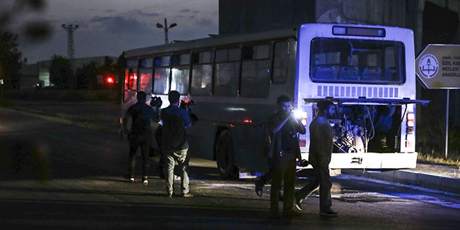 Cezaevi personelini tayan otobste yangn kt