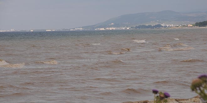 Yalova'daki kuvvetli ya denizin rengini deitirdi