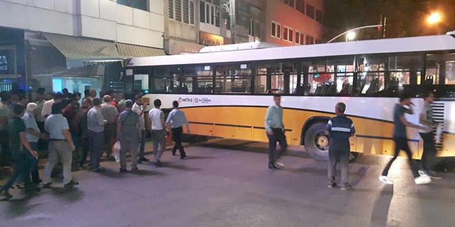 El freni ekilmeyen belediye otobs i yerine girdi