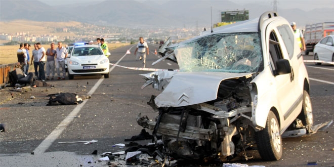 Erzurum'da otomobil ile kamyonet arpt: 3 l