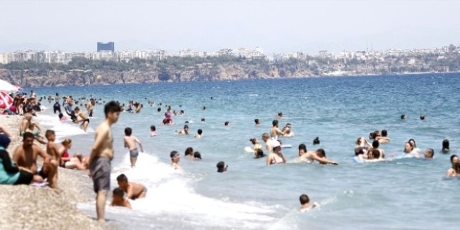 Antalya'da scak hava sahilleri doldurdu